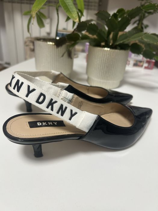 DKNY с остър връх, естествен лак, 40