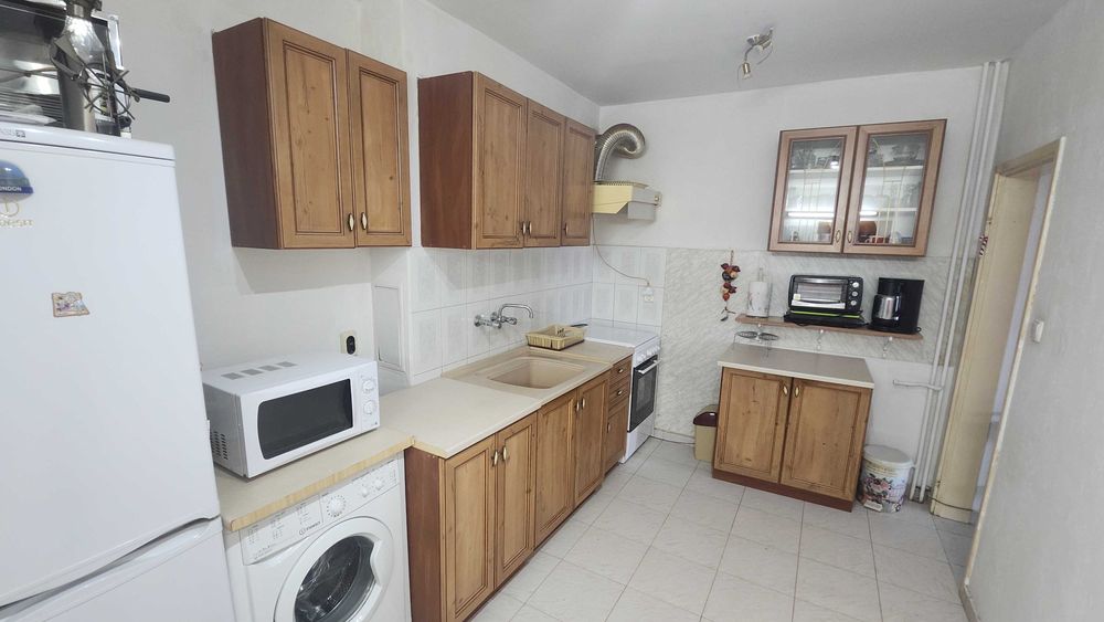 Продава двустаен апартамент в кв. Дружба 1