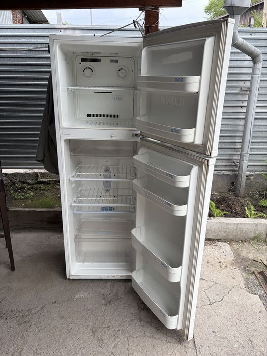 Холодильник в хорошем состояний