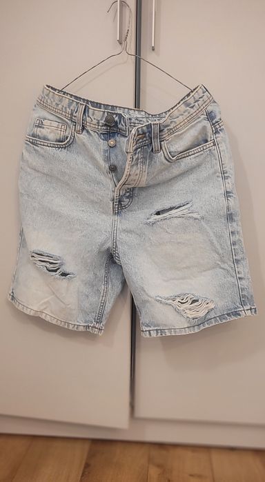 Pantaloni scurți