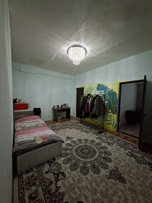 Srochna sotiladi 3 xona 1 etaj 2 etajli dom 10 mikrorayon