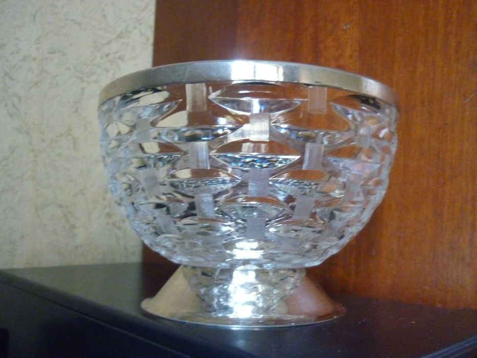 Продам. Красивая хрустальная ваза.  Винтаж из СССР.