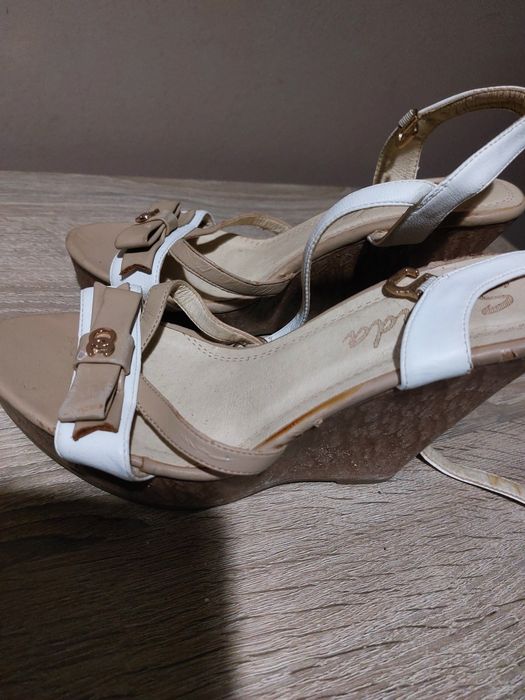 Дамски сандали на платформа