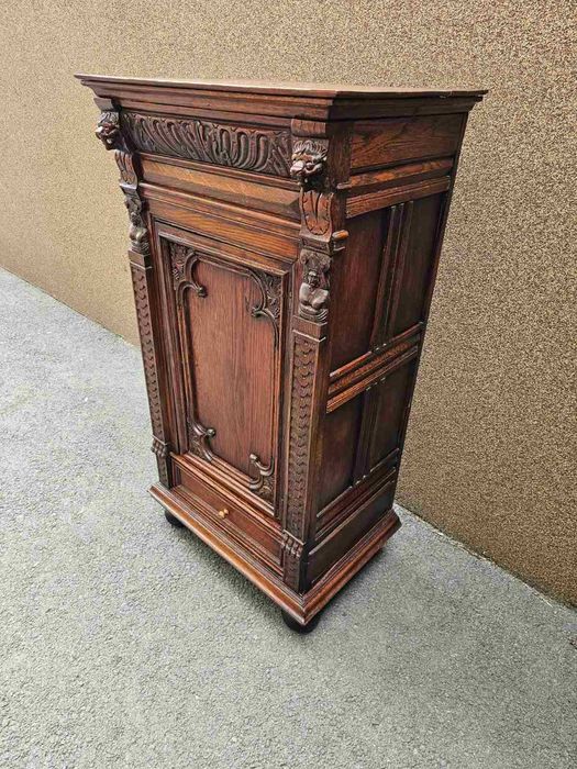 Уникален шкаф с дърворезба