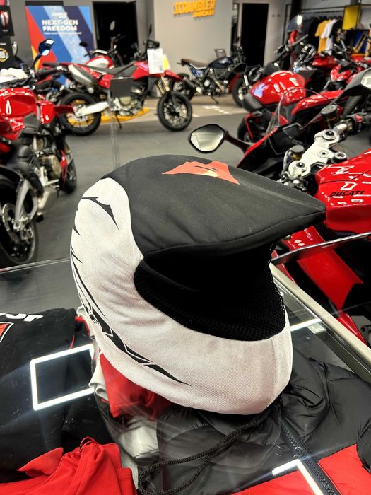 Каска Arai, Dainese, AGV, Icon
