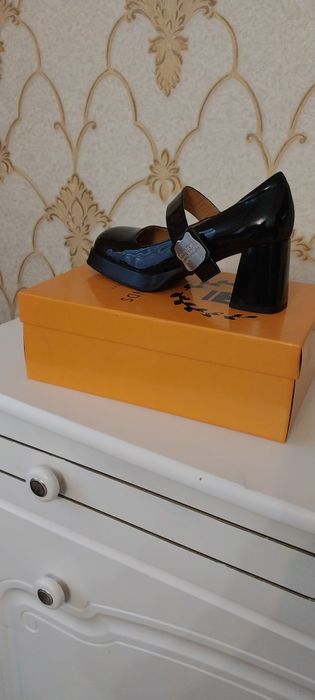 Женские туфли новый черный