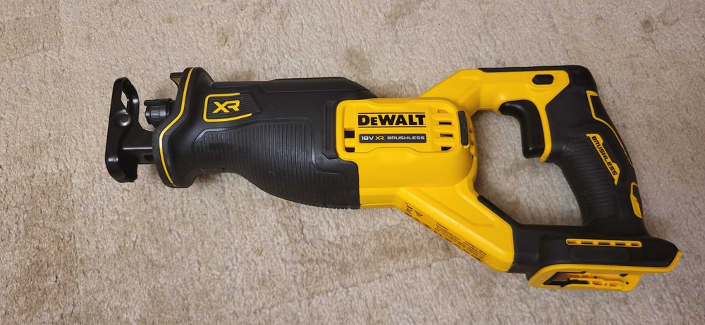 DeWALT  DCS382 Fierăstrău tip  sabie  ca nou  se vinde fara acumulator 750 lei
