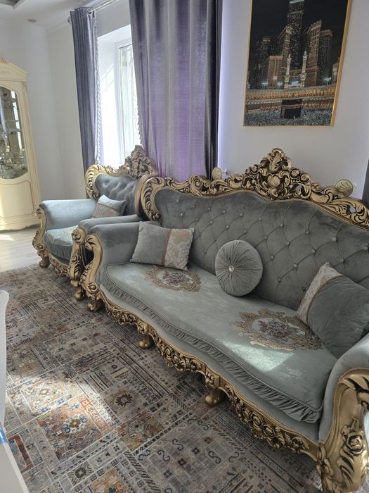 Продается диван с двумья креслами