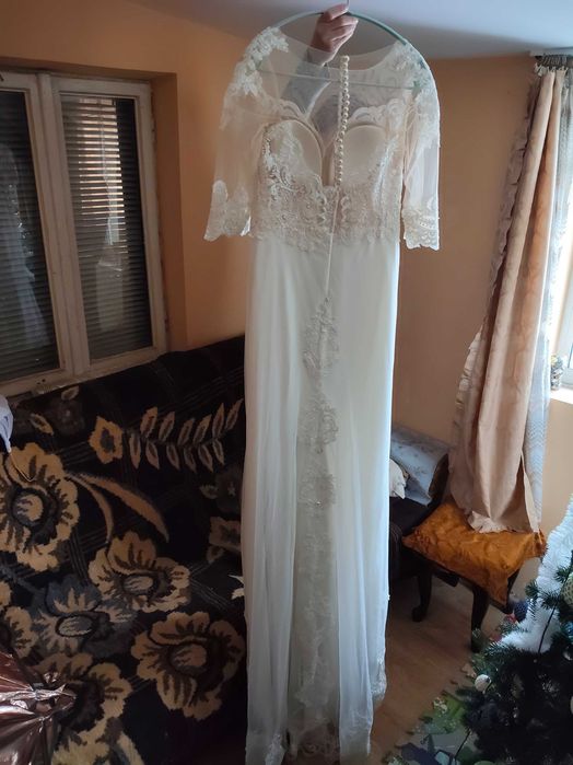Rochie de mireasă cu vuoal și gentuță