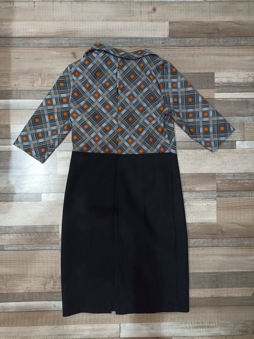 Rochie elegantă, mulată, midi, cu imprimeu