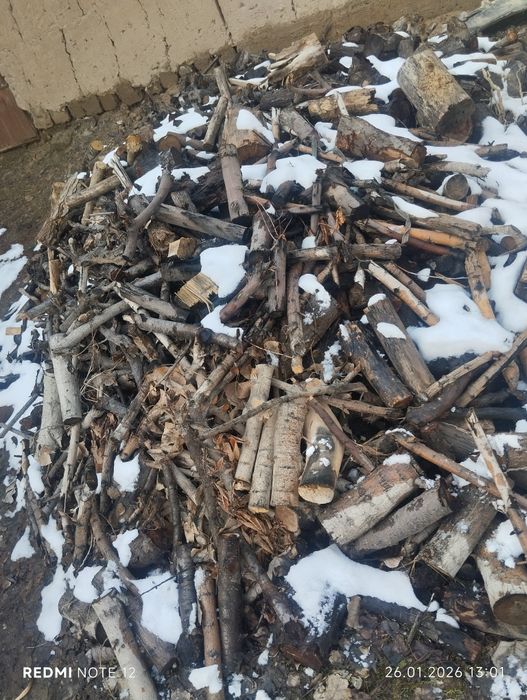 Oʻtinlar bor aralash pechkaga yoqishga tayyor