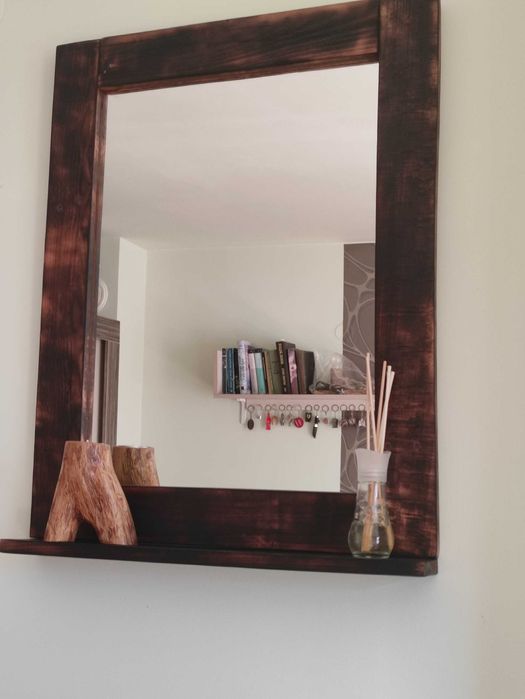 Огледало с дървена рамка