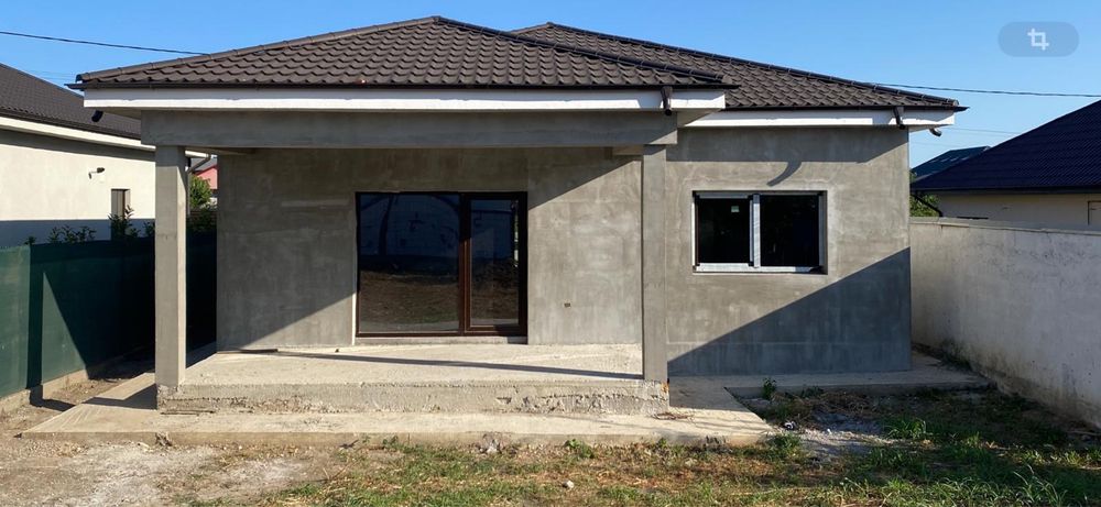 Casa de vanzare la intrare pe partea stanga