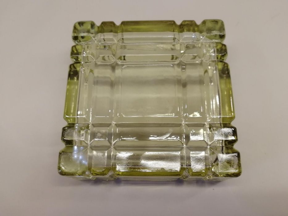 ПЕПЕЛНИК от оцветено пресовано стъкло от социализма