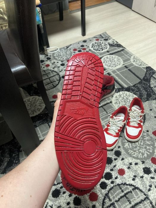 Vând Jordan 1 mărimea 44.5, aproape noi