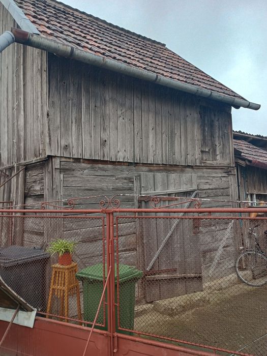 Grajd cu fânar din lemn
