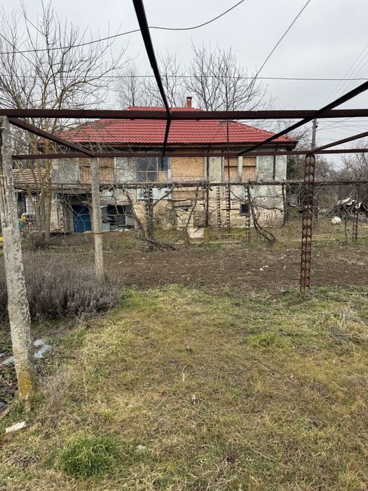 Каменна къща  с двор с. Вратарите на 35 км от Добрич и 60 км от Варна.