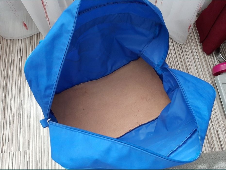 Geantă voiaj cu fund dublu.