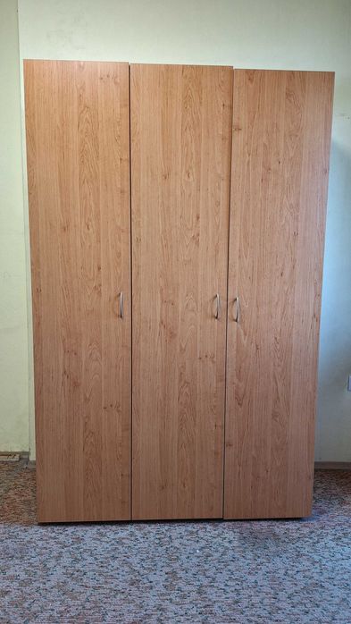 Трикрилен гардероб