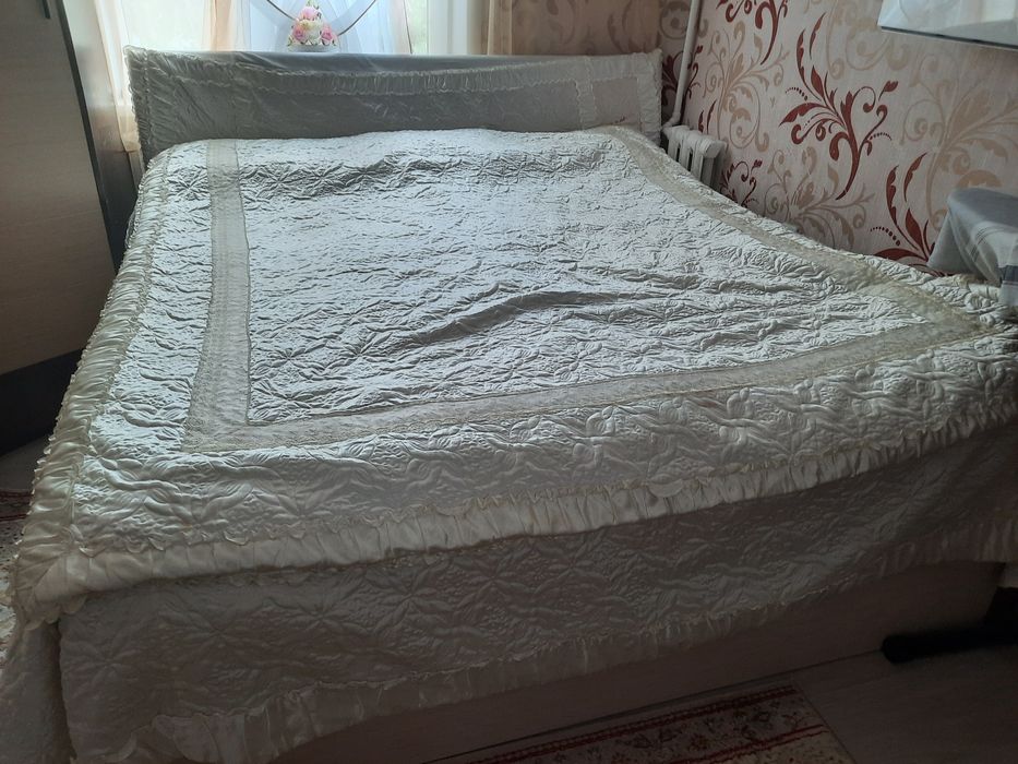 Большая кровать с матрасом