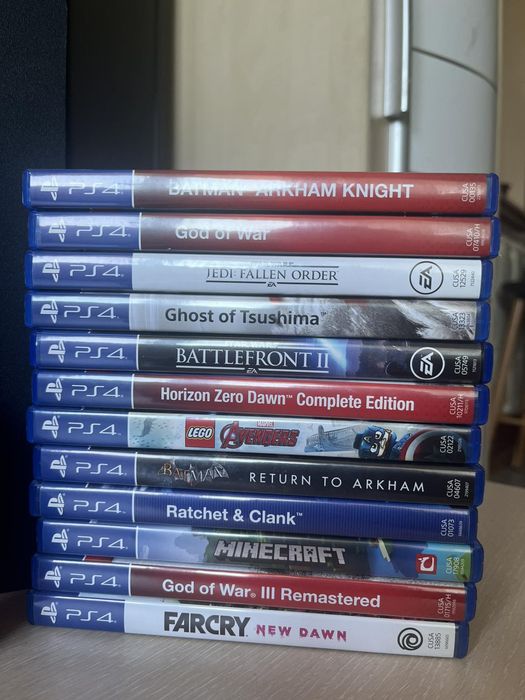 PS4 Slim 500 GB + 2 джойстика + 12 игри