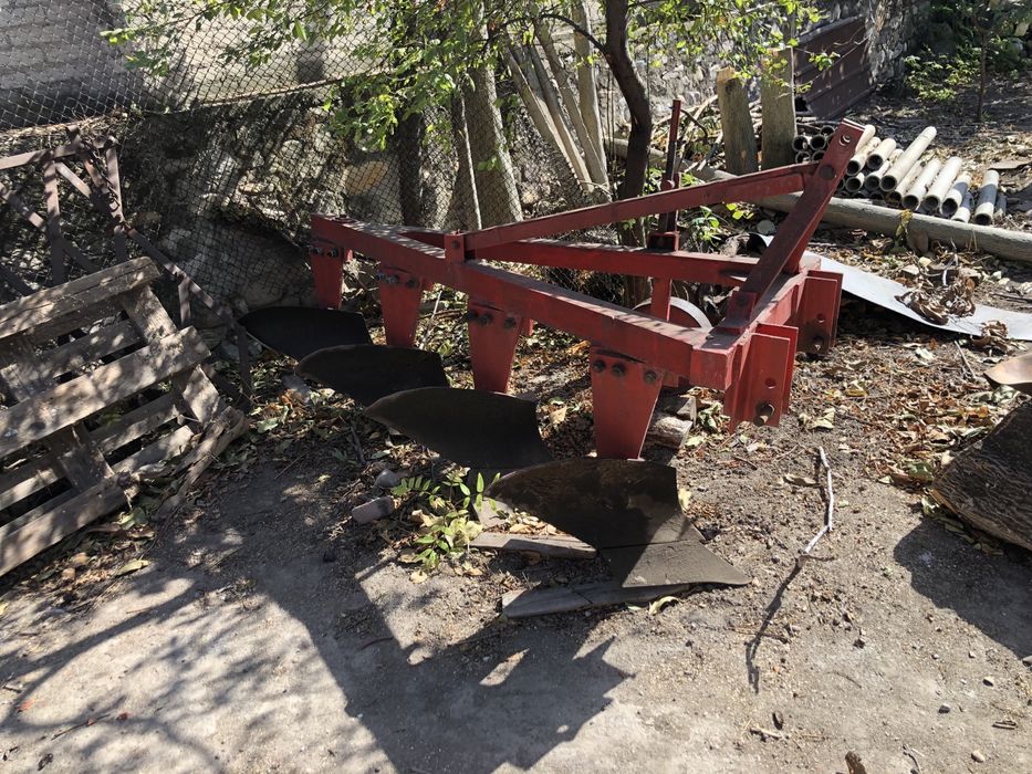 Продавам трактор с инвентар