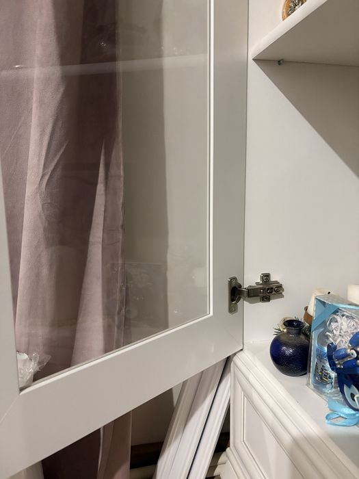 Vitrina alba eleganta