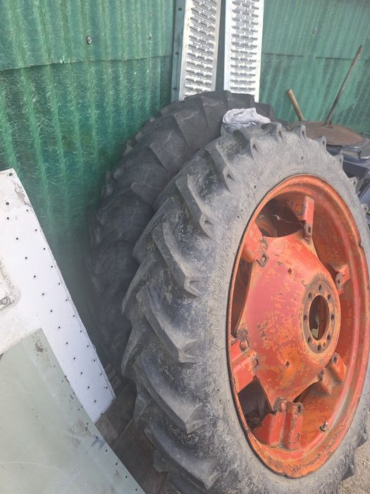 Roți înguste cu anvelope 9.5 / 36 pentru tractor românesc  UTB 445 sau 550.
