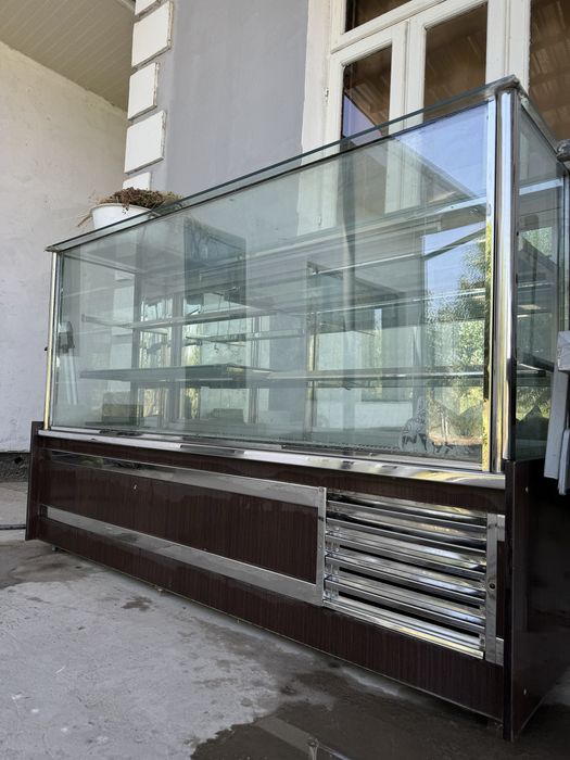 Katta vitrina Muzlatgich tortlar uchun