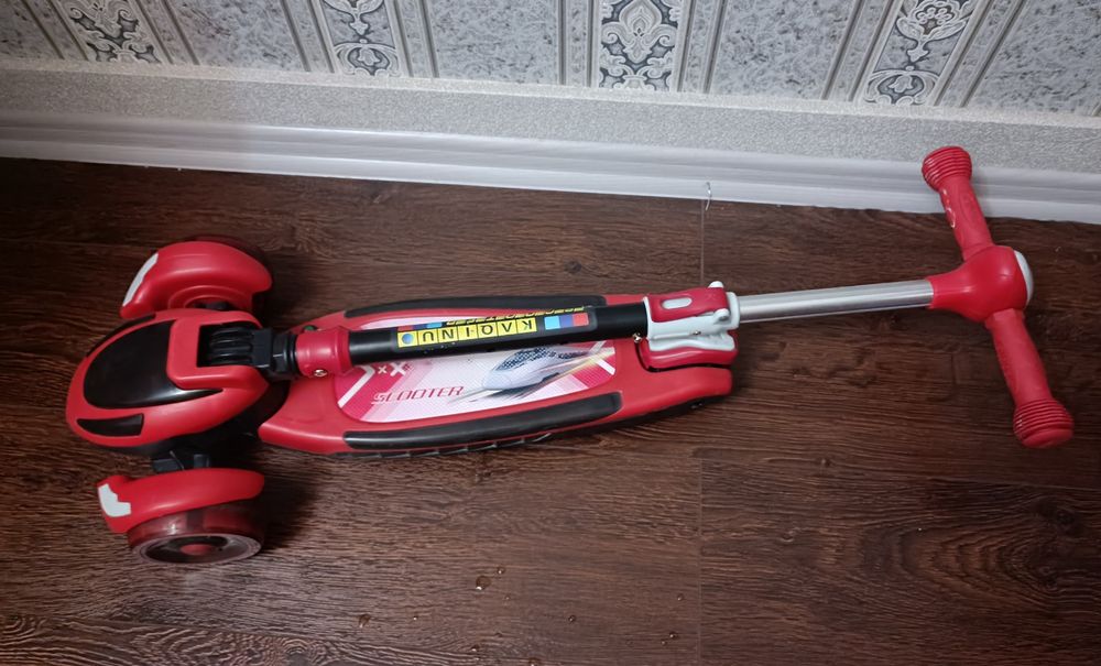 Продаётся детский трёхколёсный самокат.