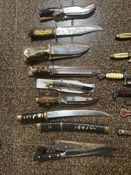 Колекция ножове и кортици
