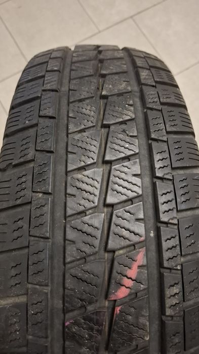 Зимна бусова гума  Falken 225 75 16C