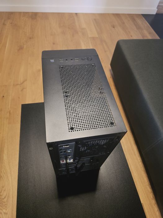 Спешна продажба компютър i5-11400f, 16gb ram, rx 580 8gb