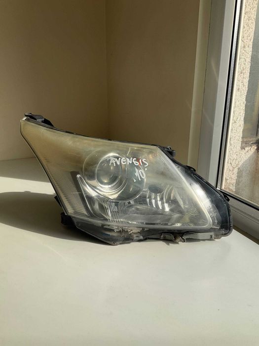 Десен ксенонов фар за Toyota Avensis