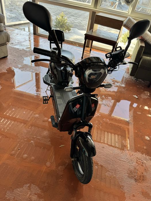 Продам электроскутер SK8