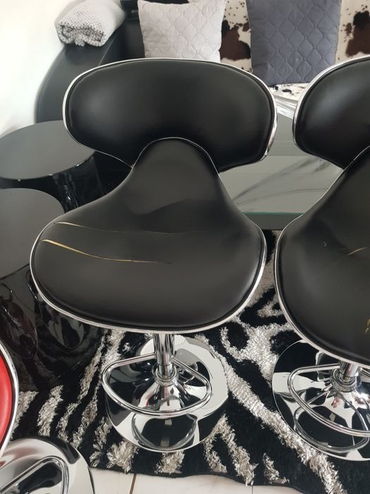 Четири броя стол за бар в столовете трябва да се сменят само кожата