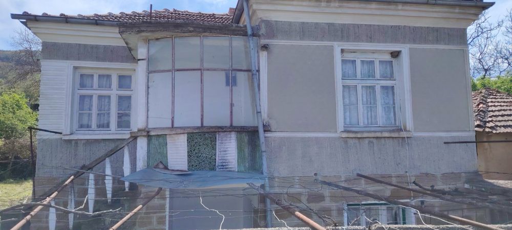 Двуетажна къща с двор с лозе и овощки