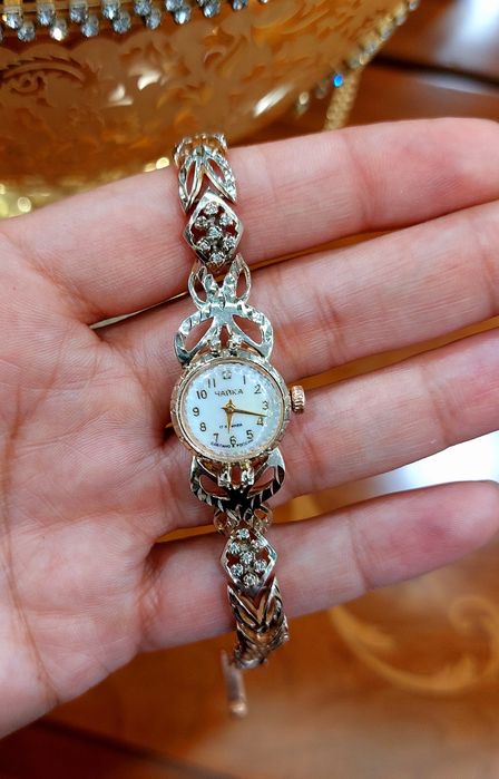 Тилла соат 19та бриллиант кузлари бор