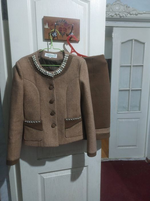 Troyka kastyum yubka va vechirni ko'ylak toshlari svarovski