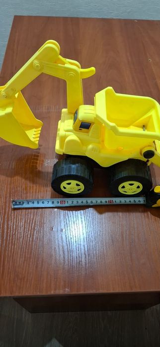 Фирменная игрушка эксковатор