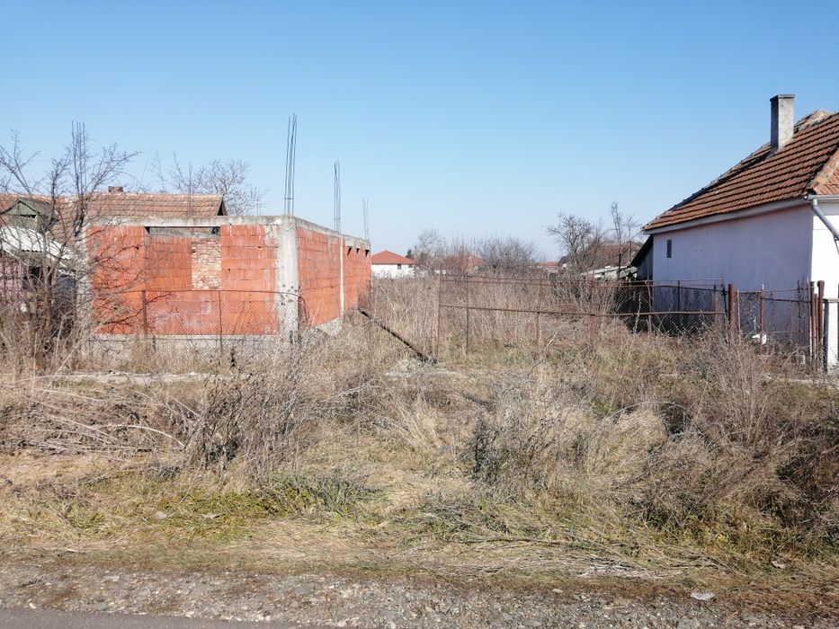 Vând teren în Lazuri cu construcție