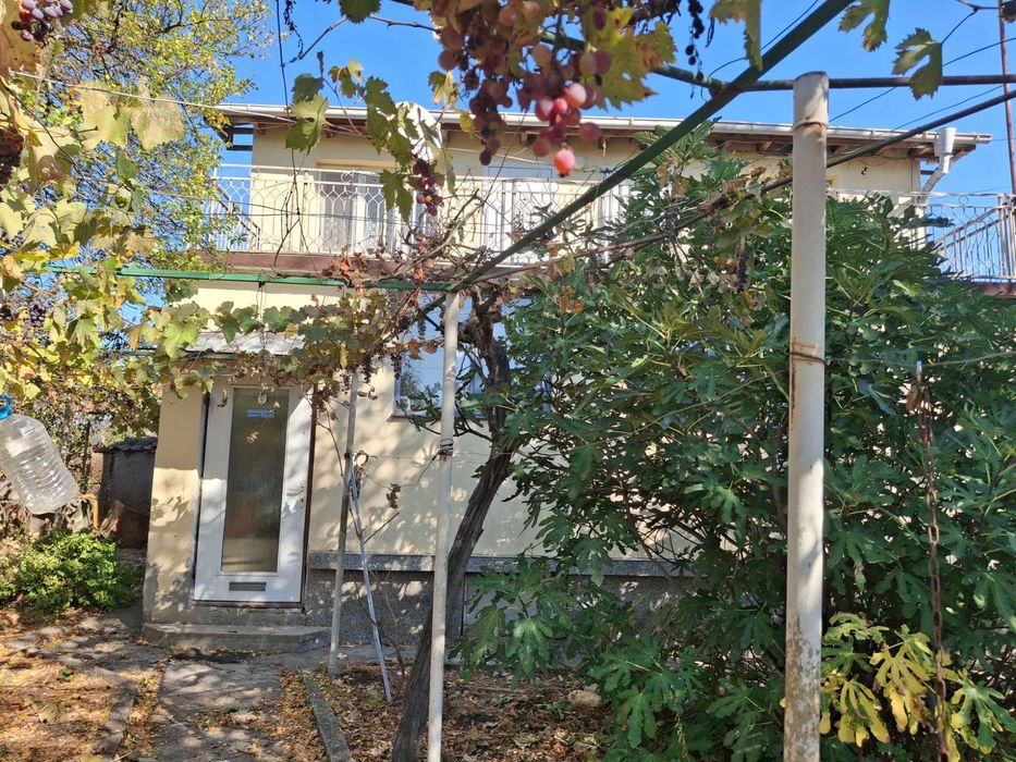 Санирана масивна обзаведена къща РЗП 120 кв.м.