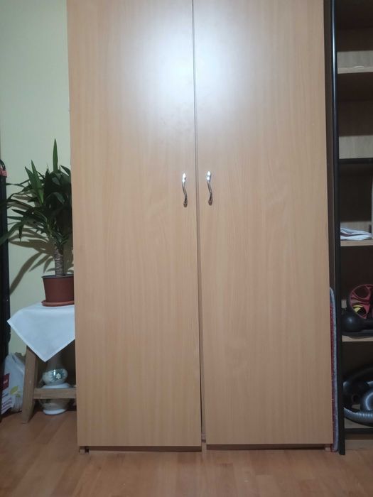 Dulap haine și rafturi