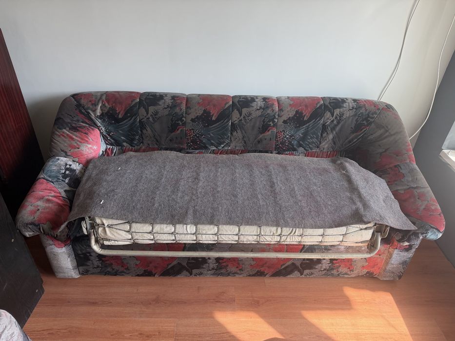 Разтегателен диван + 5 таборетки