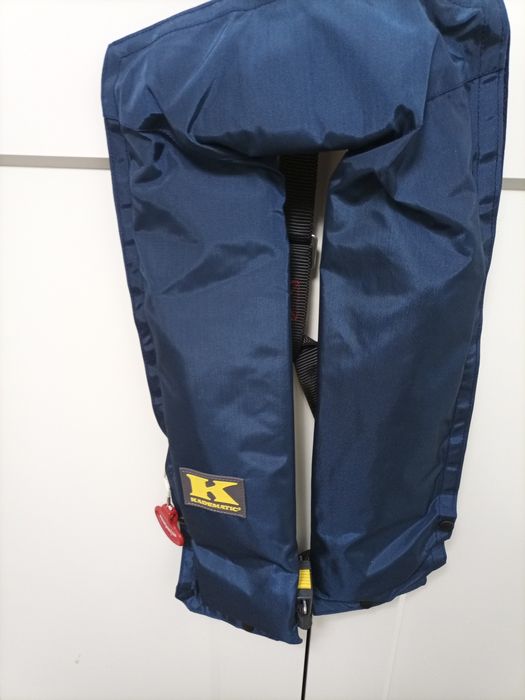 Vînd vesta de salvare