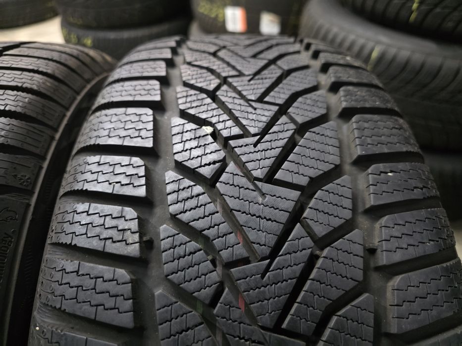 2бр Като нови Зимни гуми 225 55 16 - Uniroyal- DOT 2023