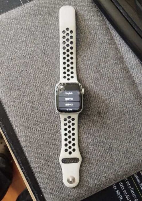 Apple Watch Series 2 използван със счупен екран и спортна каишка.