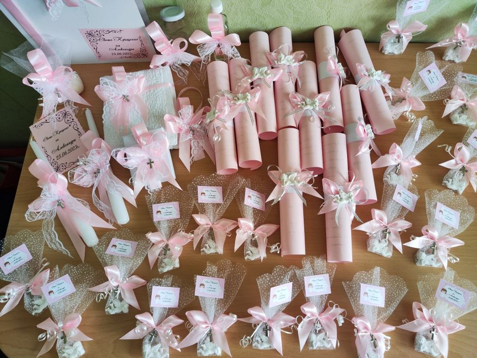 Покани, подаръчета и комплекти за кръщене в цвят по избор на клиента