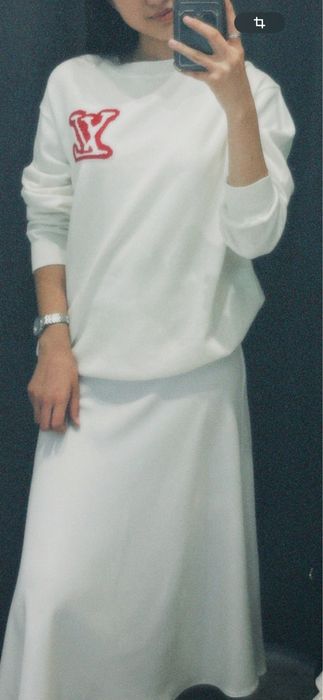 Свитер белая с логотипом