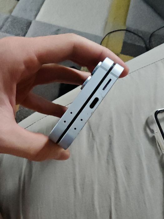 Samsung Galaxy Z Flip 6 256GB Blue - Estetic 10/10 - Defect parțial ecran